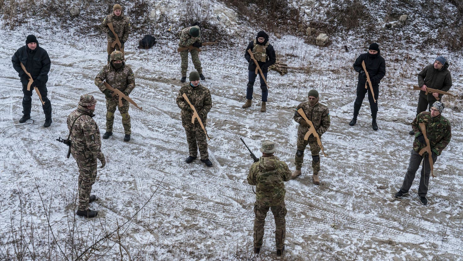 Freiwillige Truppen üben ausserhalb der ukrainischen Hauptstadt Kiew den Kampf gegen die Russen. (Getty)