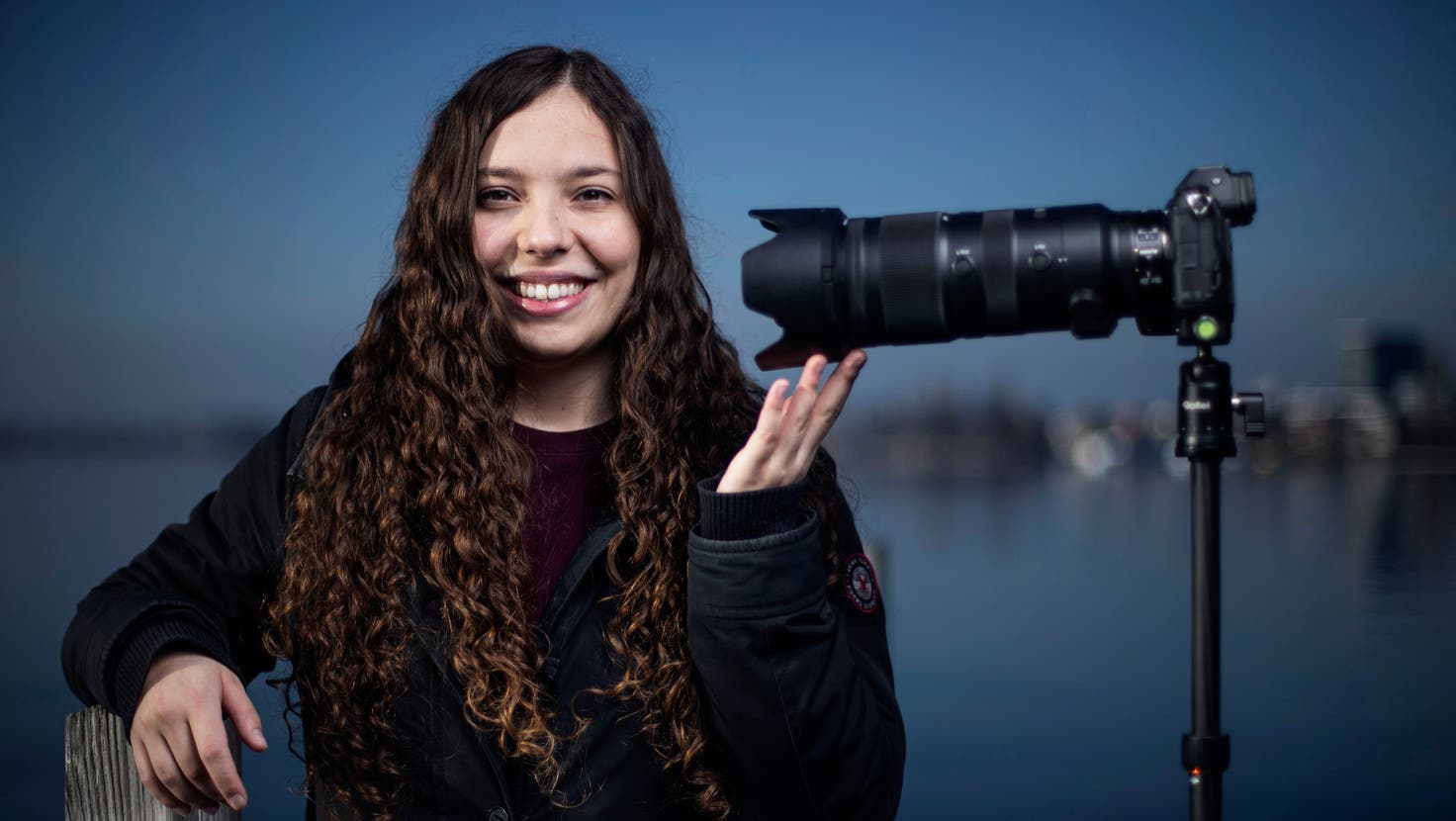 Dalia Bohn mit ihrer Nikon am Zugersee, wo sie gerne Fotos von der Rigi und von Sonnenuntergängen schiesst. (Bild: Stefan Kaiser (Zug, 17. Januar 2021))