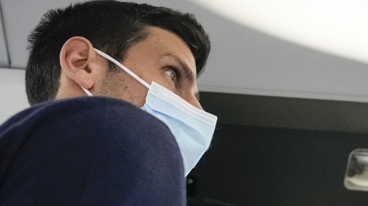 Novak Djokovic vor seinem Flug von Dubai nach Belgrad. (Darko Bandic / AP)