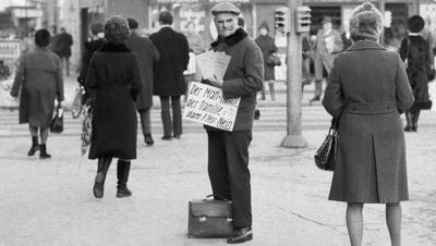Kurz vor der eidgenössischen Abstimmung zur Einführung des Frauenstimmrechts verteilt am 5. Februar 1971 ein Gegner der Vorlage Flugblätter an Passanten an der Bahnhofstrasse in Zürich. (Bild: Photo-Press-Archiv)