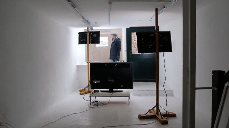 Sorgfältig sind die Bildschirme im Kunsthaus S11 arrangiert. Zuvor hatten sie keine Aufgabe mehr. (Franco Müller)