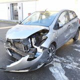 Dieses am Unfall beteiligte Auto hat deutliche Spuren davongetragen. (Bild: Luzerner Polizei)