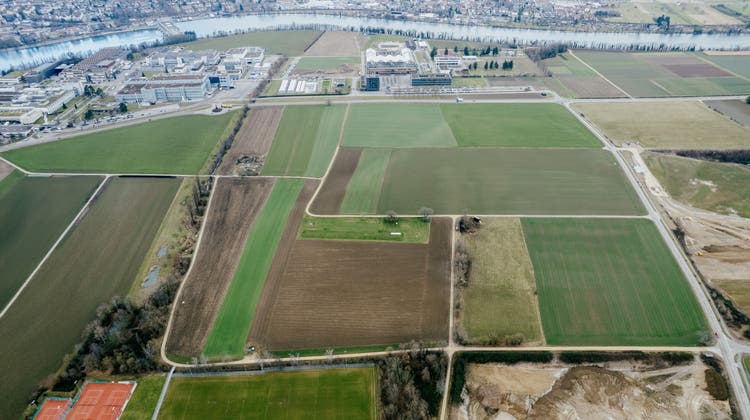 Der Kanton kauft 61'690 Quadratmeter Land im Sisslerfeld. Das entspricht rund acht Fussballfeldern. (Valentin Hehli / ARG)