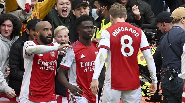 Jubel bei Arsenal: Alexandre Lacazette, Bukayo Saka und Martin Ödegaard. (Neil Hall / EPA)