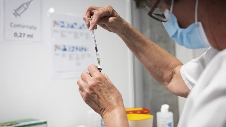 Aufgrund der mutmasslich steigenden Nachfrage nach Booster-Impfungen aufgrund der Verkürzung der Laufzeit der Impfzertifikate bleiben die Pop-Up-Impfstellen länger bestehen - auch in Wattwil. (Bild: Peter Klaunzer / KEYSTONE)