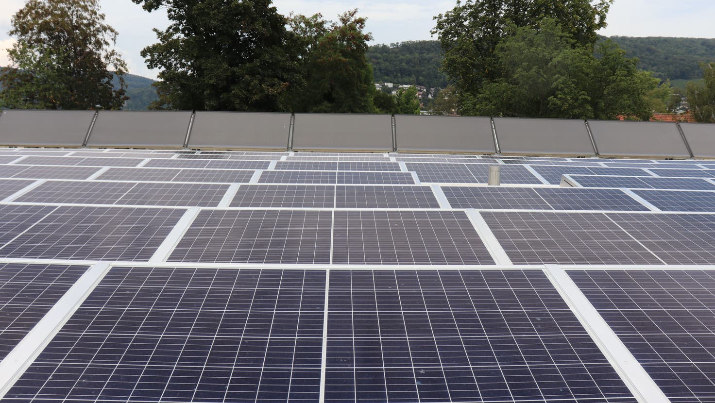 Die neue Photovoltaikanlage auf dem Badi-Dach: Demnächst werden auch Badener Schulhäuser aufgerüstet. (cri)