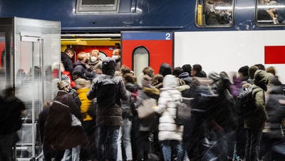 Der Schein trügt: Im Schweizer ÖV sind derzeit weniger Menschen unterwegs als vor der Coronakrise. (Keystone)