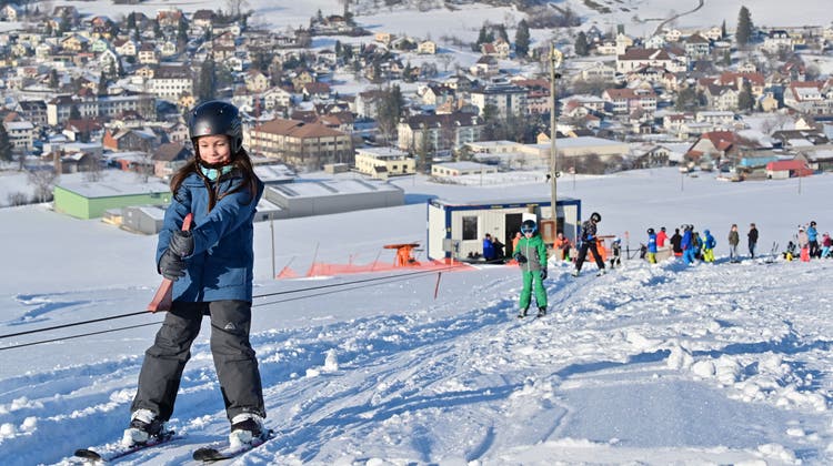 Im Februar 2019 hatte es genug Schnee: Die Kinder aus Welschenrohr vergnügten sich beim Skilift am Schattenberg. (Bruno Kissling)