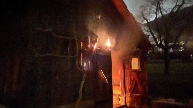 Am Dienstag kam es in einer Holzhütte in Holderbank zu einem Brand. Brandstiftung steht im Vordergrund. (Kantonspolizei Aargau)