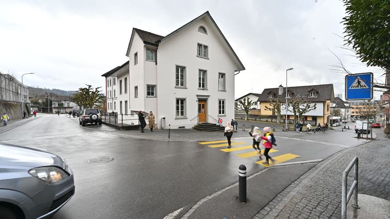 Kindergarten- und Primarschulkinder überqueren den Fussgängerstreifen an der Schmiedengasse in Schönenwerd. (Bruno Kissling)
