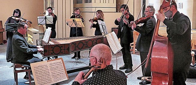 Karl Hardegger am Cembalo im Kreis des virtuosen Streicherensembles La Partita und der renommierten Solistin Raikan Eisenhut (hinten links).