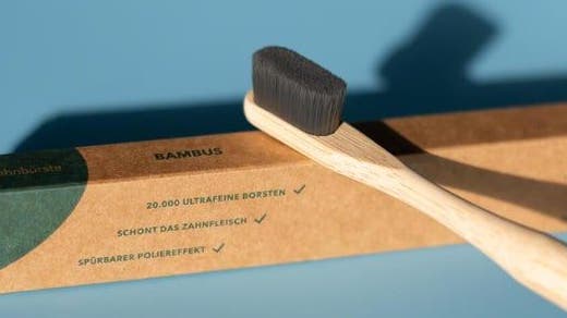 Gibt es mit Bambus- oder mit Plastikgriff: Die Nano-Zahnbürste. (Bild: Nano)