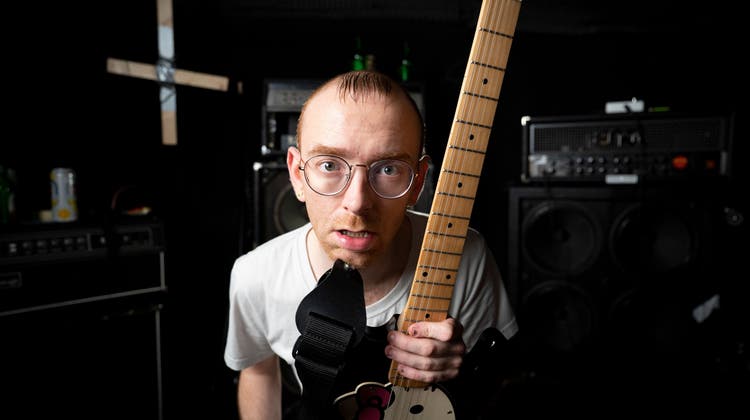 Die Hello-Kitty-Gitarre ist sein neues Markenzeichen: Der Frauenfelder Musiker David Nägeli alias Daif. (Bild: PD)