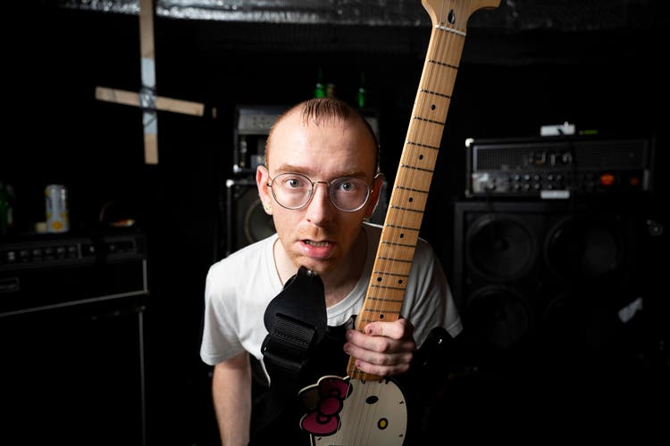 Die Hello-Kitty-Gitarre ist sein neues Markenzeichen: Der Frauenfelder Musiker David Nägeli alias Daif.