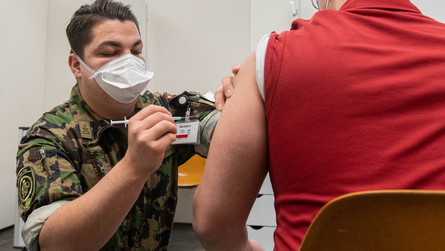 Soldaten unterstützen die Aargauer Impfzentren, aber der richtig grosse Ansturm auf die Auffrischimpfung bleibt bisher aus. (Dominic Kobelt)