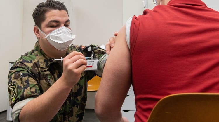 Soldaten unterstützen die Aargauer Impfzentren, aber der richtig grosse Ansturm auf die Auffrischimpfung bleibt bisher aus. (Dominic Kobelt)