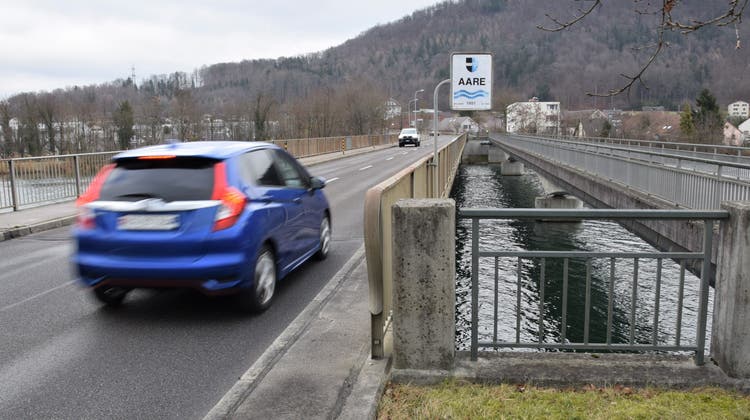 Über 7000 Fahrzeuge passieren die 70-jährige Aarebrücke täglich. (mhu (18. Januar 2022))