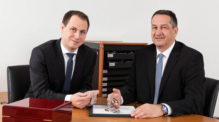 Familienfirma: Die Bettlacher Andreas (links) und Fred Leibundgut führen das Uhren-KMU Delma in Lengnau. (zvg)