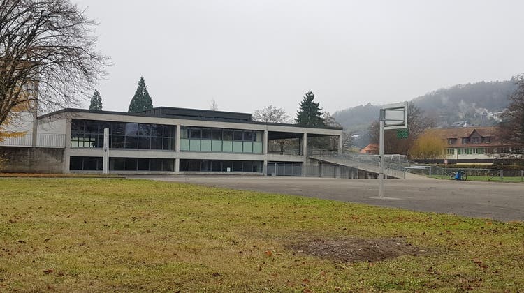 Auf diese Wiese neben dem Schulhaus Aare soll die neue Tagesschule hinkommen. (Nadja Rohner / Aargauer Zeitung)