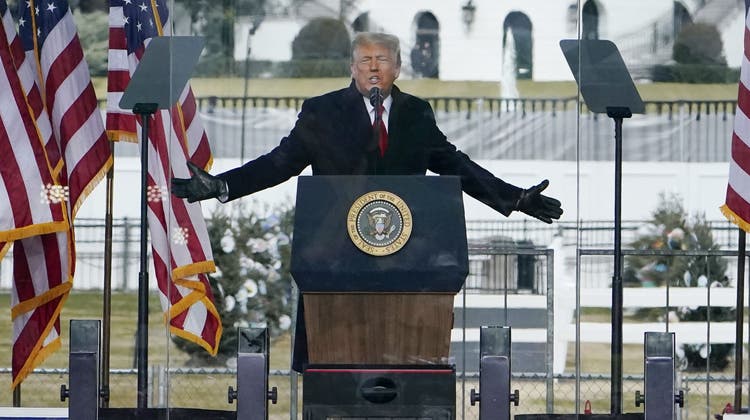 Donald Trump hielt kurz vor der Erstürmung des Kapitols eine Rede vor dem Weissen Haus. Laut seiner früheren Sprecherin, habe er im Vorfeld geheime Treffen abgehalten. (Keystone)