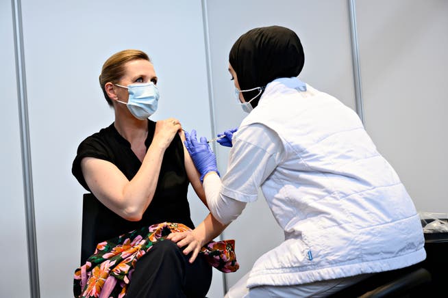 Die dänische Premierministerin Frederiksen liess sich vergangenen Sommer gegen Corona impfen. 