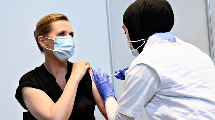 Die dänische Premierministerin Frederiksen liess sich vergangenen Sommer gegen Corona impfen. (Philip Davali / EPA)