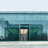 Den gläsernen Erweiterungsbau des Museums Rietberg erwähnen die Umweltverbände und der Zuger Vogelschutz als Beispiel für vogelfreundliches Bauen mit Glas. (Bild: PD)