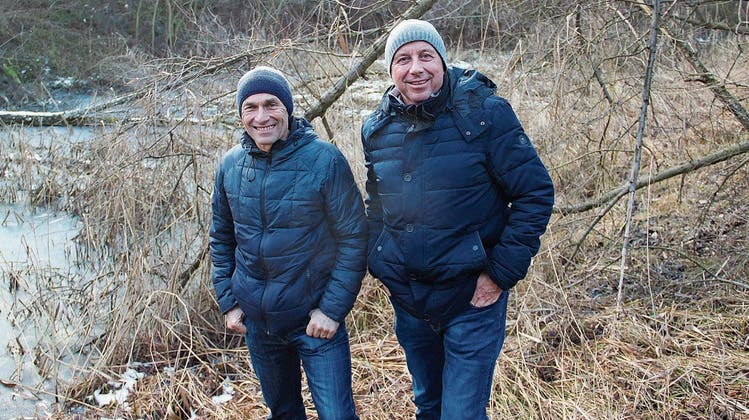 Jürg Sonderegger (links) und Udo Hutter, hier beim grösseren Weiher, hoffen, die Aufwertung des Amphibienlaichgebietes Fahrmad bis Ende Februar abschliessen zu können. (Bild: Gert Bruderer)