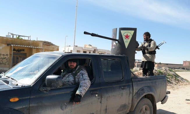 IS-Kämpfer in der Nähe der Stadt Al-Hassaka: Bei dem Angriff auf das Gefängnis wollten Dschihadisten inhaftierte Anhänger befreien. (Symbolbild)