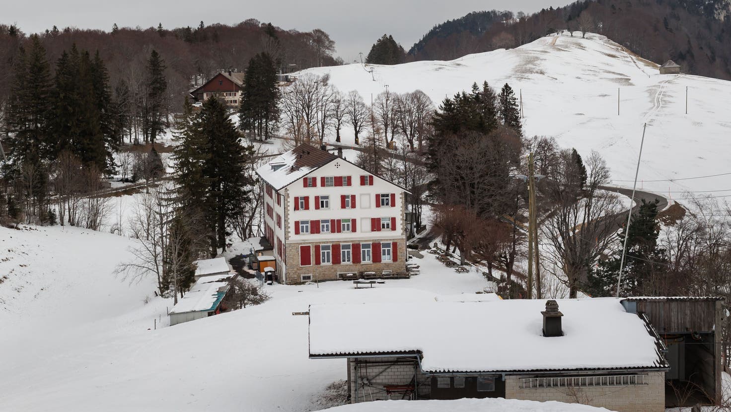 Winter auf dem Balmberg mit dem Kurhaus, davor das Skilifthaus, links das Tannenheim und rechts das ehemalige Bildungsheim. Im Hintergrund ist ein Bauernhof zu sehen. (Hanspeter Bärtschi)