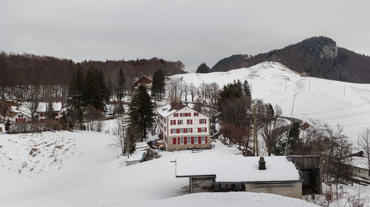 Winter auf dem Balmberg mit dem Kurhaus, davor das Skilifthaus, links das Tannenheim und rechts das ehemalige Bildungsheim. Im Hintergrund ist ein Bauernhof zu sehen. (Hanspeter Bärtschi)