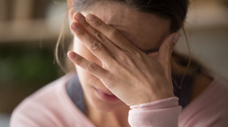 Starke Erschöpfung und Kopfschmerzen sind zwei häufige Symptome von Long Covid. (Shutterstock)