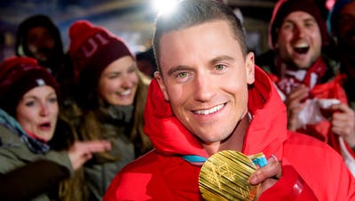 Ein strahlender Nevin Galmarini nach dem Gewinn der Olympia-Goldmedaille 2018 in Pyeongchang. (Jean-Christophe Bott/KEYSTONE)