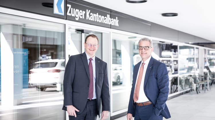 CEO Hanspeter Rhyner (rechts) und CFO Andreas Janett vor dem Hauptsitz der Zuger Kantonalbank. (Bild: Manuela Jans-Koch, Zug, 21. Januar 2022)