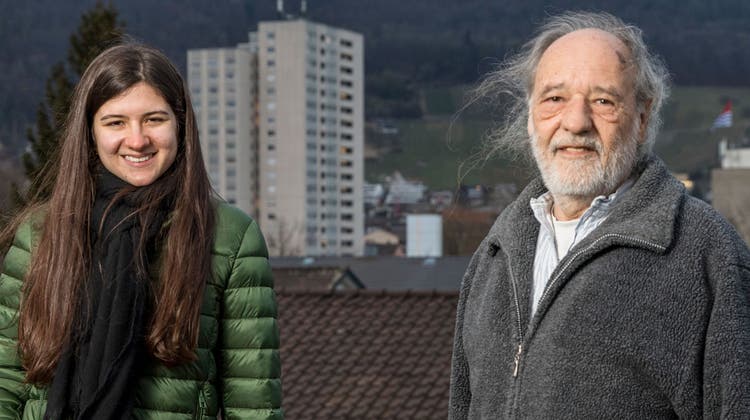 Ema Savic und Leo Scherer auf der Terrasse seines ökologisch sanierten Hauses – mit direktem Blick auf die wehende Wettinger Flagge auf dem Rathaus. (Sandra Ardizzone (18.1.22))