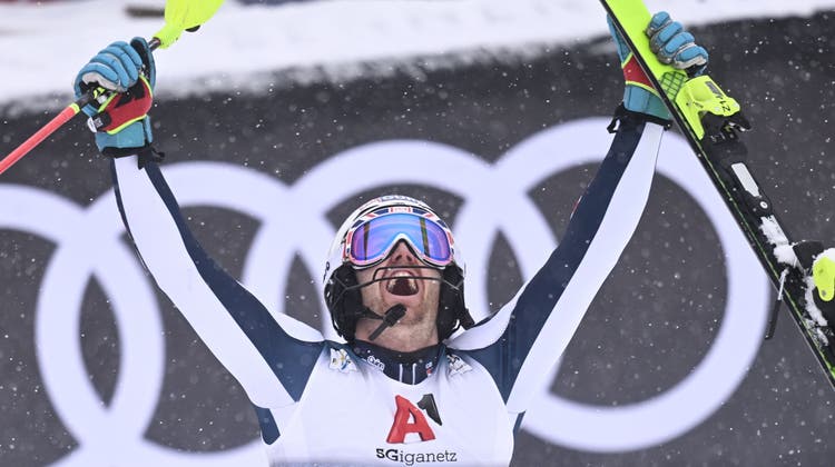 Dave Ryding feiert seinen Slalom-Triumph in Kitzbühel. (Keystone)