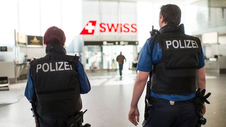 Polizeibeamte überwachen den Flughafen Zürich. 2021 konfiszierten sie über 230 Kilogramm Drogen. (Symbolbild) (Keystone)