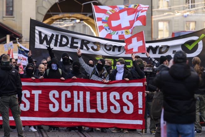 Rechtsextreme setzten sich in Bern an die Spitze einer Demonstration gegen Coronamassnahmen. 
