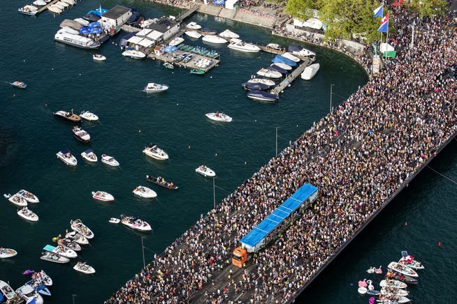 The street parade attracts hundreds of thousands of techno enthusiasts to the Zurich lake basin, here is a picture from the last event in 2019. 