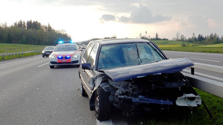 Unfall auf der A1 im Hinterthurgau. Es handelt sich beim Unfallauto nicht um eines der im Text erwähnten Fahrzeuge. (Bild: PD)