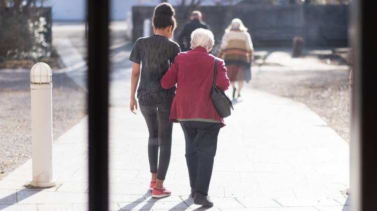 Seniorinnen und Senioren bleiben möchten heute gerne länger eigenständig zu Hause wohnen. (Bild: Christian Beutler / KEYSTONE)