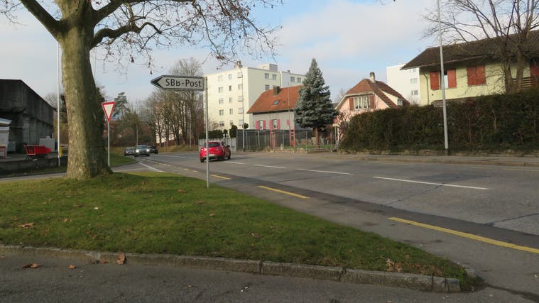 Bei der Spange Richtung Fischbacherstrasse in Bremgarten wird der definitive Deckbelag eingebaut und im Kreisel Betonplatten ersetzt. (Marc Ribolla)