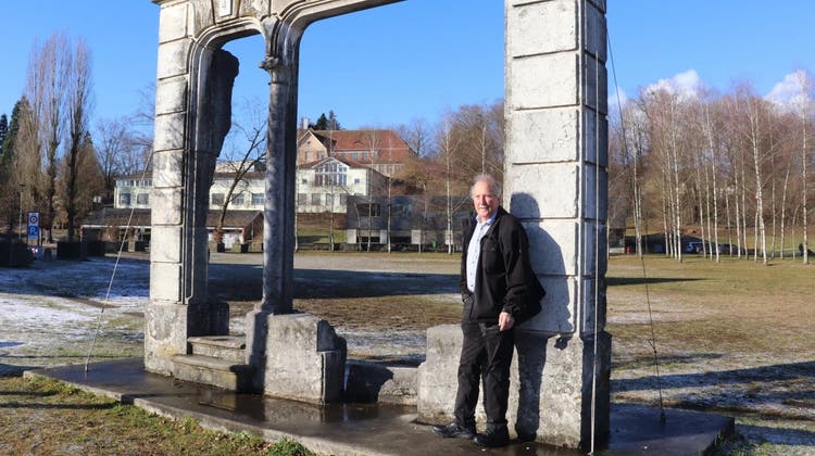 Der ehemalige Tierarzt Andrés Brändli stellte 2011 dieses steinerne Tor neben den Dorfplatz Kölliken. (Flurina Sirenio)