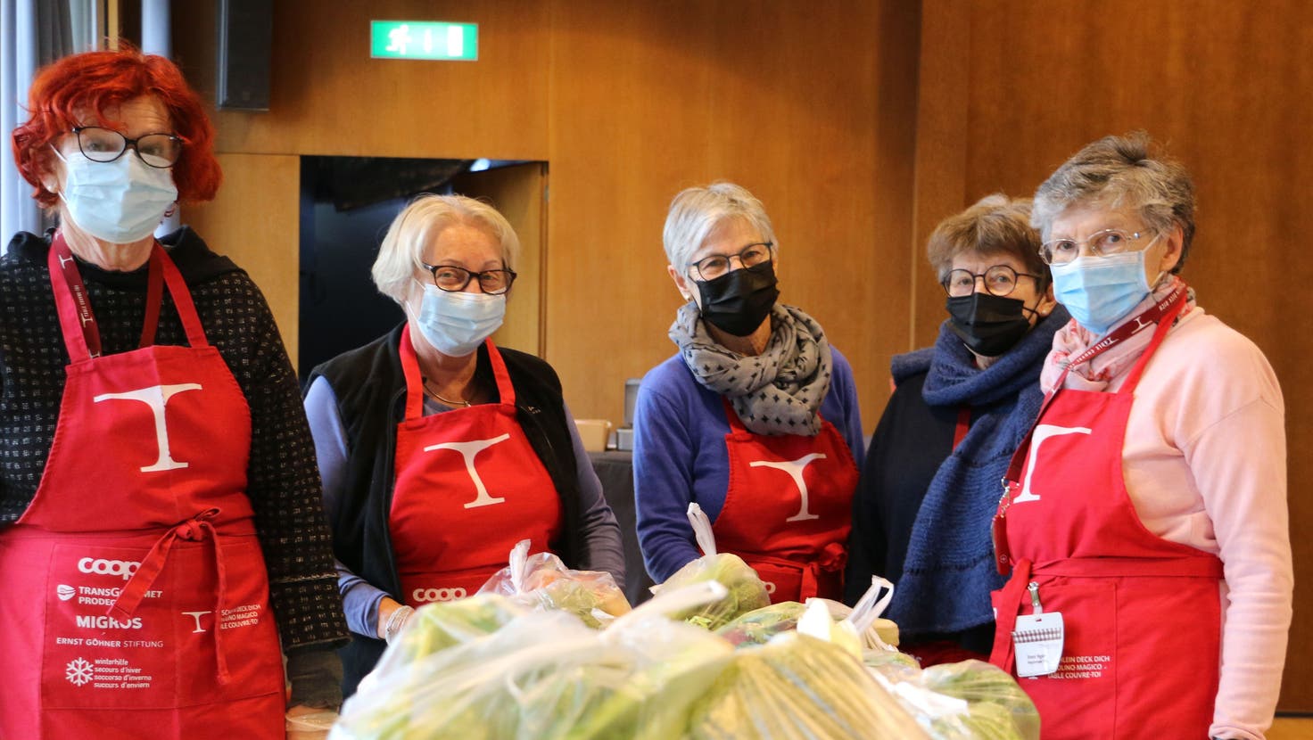 Elisabeth Christoffel (Mitte), Co-Leiterin der «Tischlein deck dich»-Abgabestelle in Frick, setzt sich mit ihren Helferinnen gegen Armut und Food-Waste ein. (Dennis Kalt)