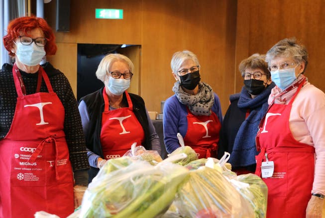 Elisabeth Christoffel (Mitte), Co-Leiterin der «Tischlein deck dich»-Abgabestelle in Frick, setzt sich mit ihren Helferinnen gegen Armut und Food-Waste ein.