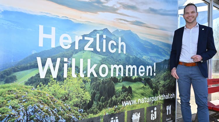 Nino Joller, Präsident Naturpark Thal - in und vor der Geschäftsstelle in Balsthal. (Bruno Kissling / Oltner Tagblatt)