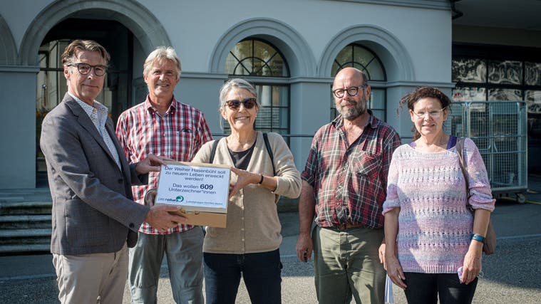 Mitglieder von Pro Natura überreichten im September Gemeindepräsident Gallus Pfister die Petition. (Bild: APZ)