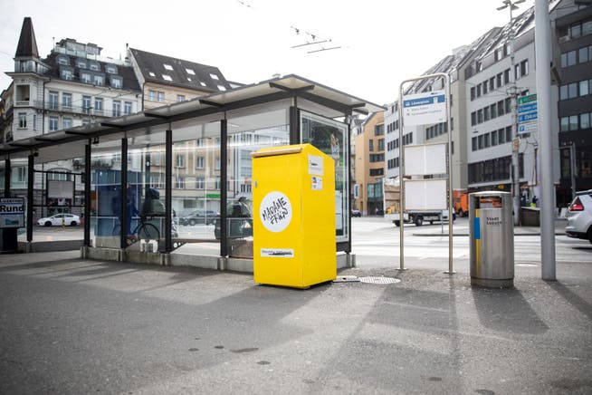 Ein Kühlschrank von Madame Frigo, hier bei der Bushaltestelle Löwenplatz in Luzern.