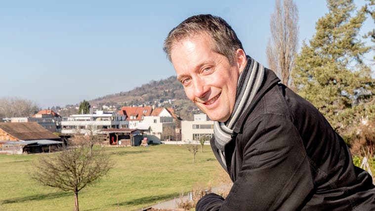Sein Lieblingsort und «der schönste Parkplatz der Schweiz»: Daniel Albietz im Innenhof seiner Anwaltskanzlei an der Baselstrasse 11 in Riehen. (Nicole Nars-Zimmer)
