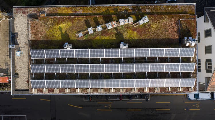 Solarstrom soll laut Greenpeace im künftigen Strommix der Schweiz eine grössere Rolle spielen als Wasserkraft. (Symbolbild) (Keystone)